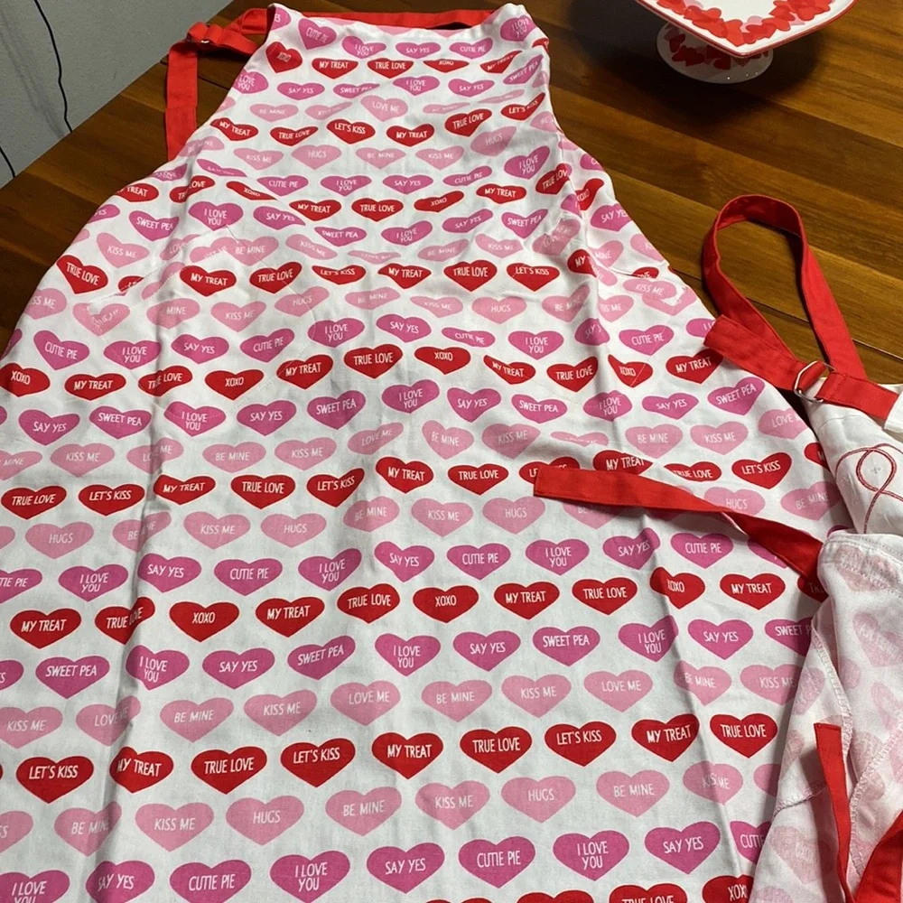 Mommy and Me Matching Valentine Aprons NWOT
